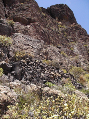 Bild der Trockensteinmauer von unten